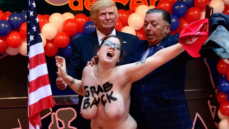 Protestó en topless y le apretó los genitales a la estatua de Trump
