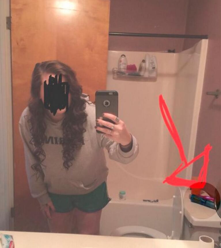 Publicó una foto de su hermana, quien no se percató de un detalle