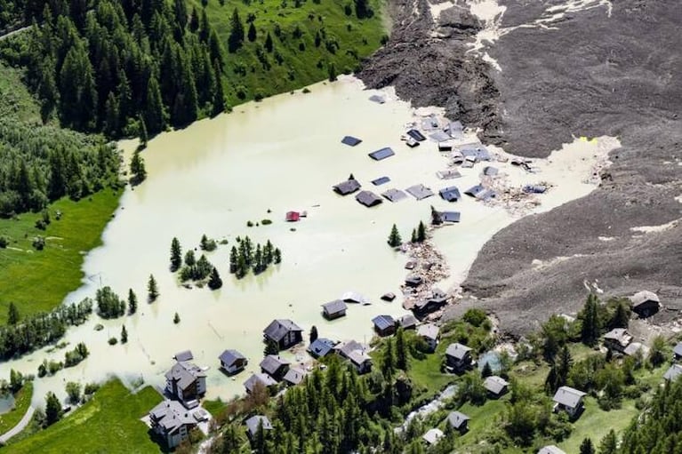 Pueblo suizo arrasado por un glaciar (imagen: Epa).