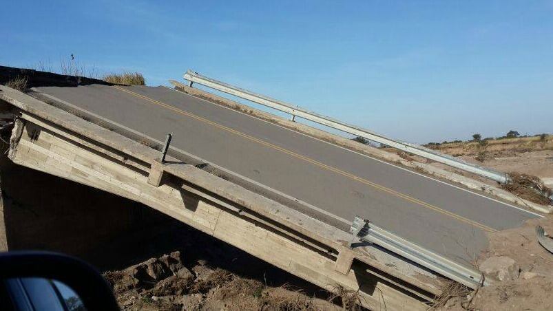 Puente destruido sobre la ruta nacional 9 después de las inundaciones.