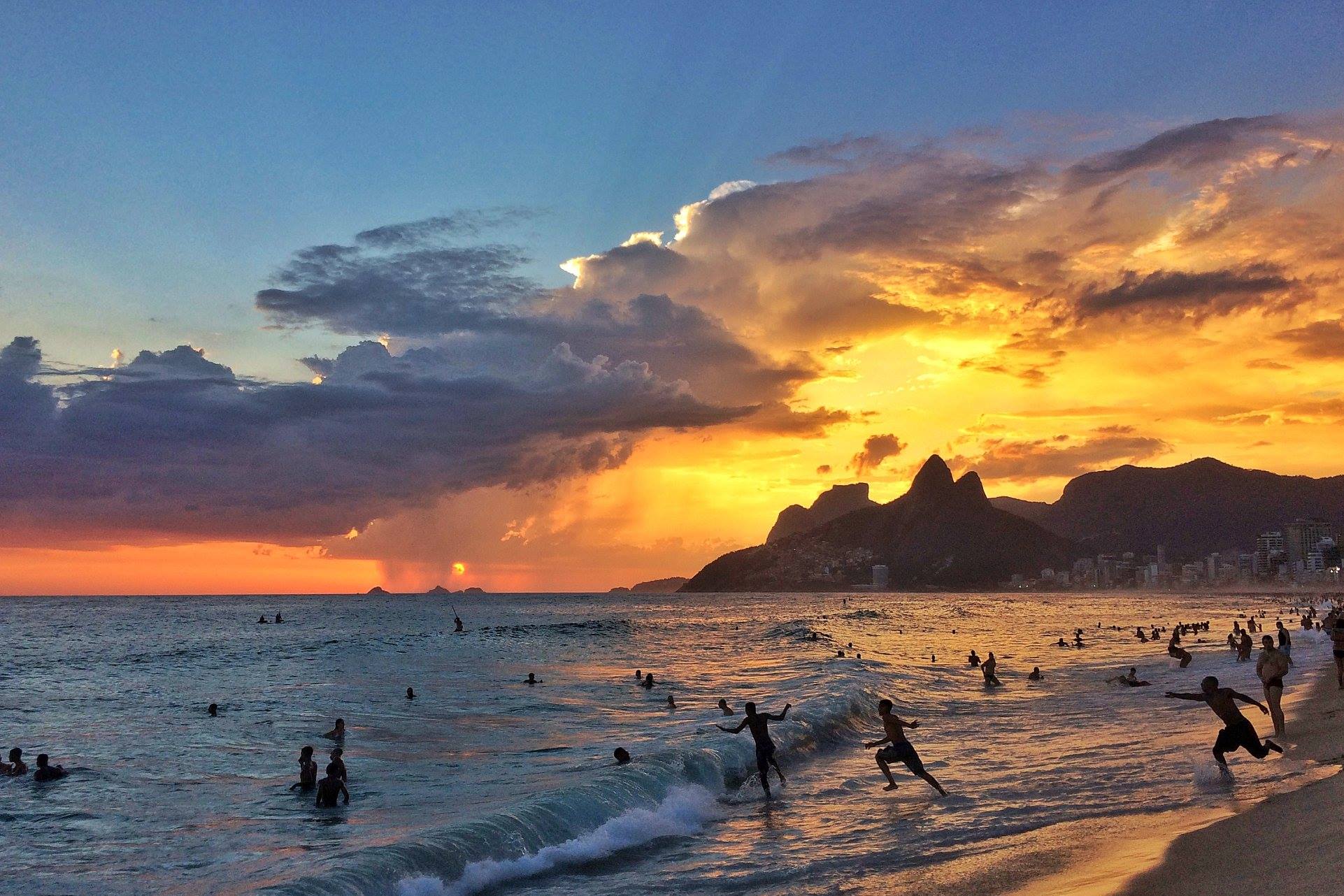 Puesta de sol y tormenta en Río de Janeiro, Brasil. Foto: Bruno Ipiranga.