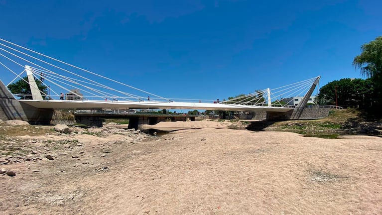 Pura arena abajo del Puente del Centenario. Foto: Luchi Ybañez / El Doce.