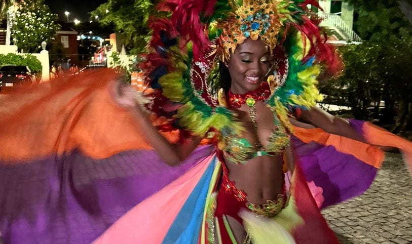 Puro color en el carnaval de Curazao. 