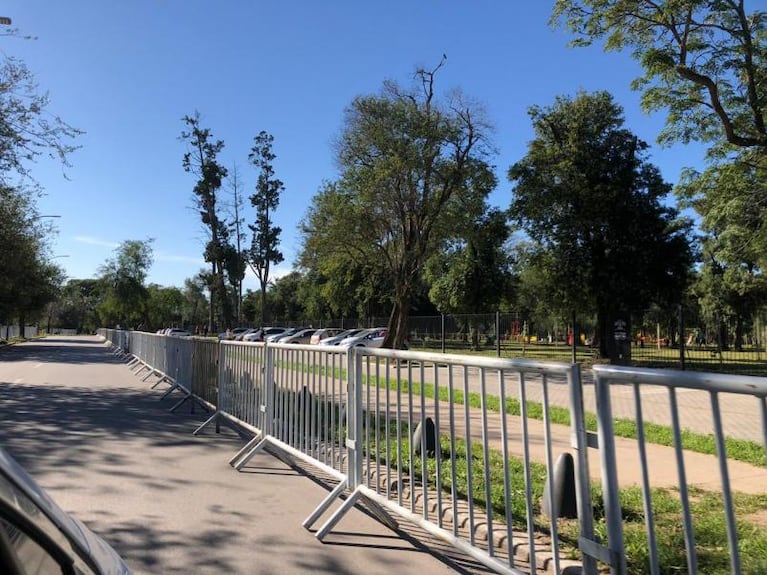 Pusieron vallas y prohibieron estacionar en las calles del Parque del Chateau