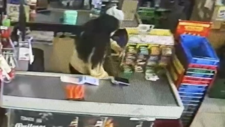 Puso su propio QR en la caja del supermercado y desviaba $400 mil por día: cómo la descubrieron