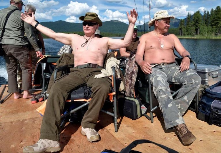 Putin a torso desnudo y de aventura