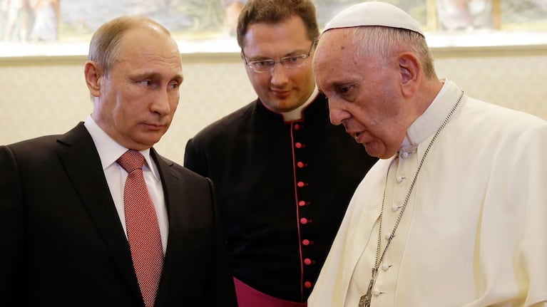 Putin avala la Sputnik V "para todos" en Rusia y el Papa optó por la Pfizer.