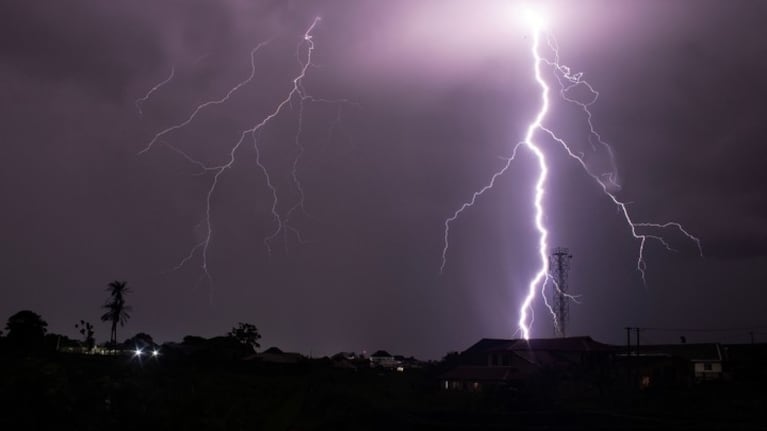 Qué aparatos desenchufar si o sí en tormentas eléctricas y por qué con apagarlos no alcanza