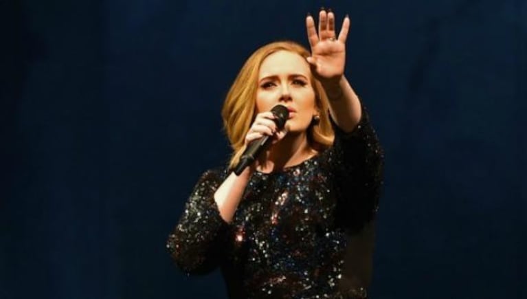 Que disfrute de la vida real, el pedido de Adele a una fanática.