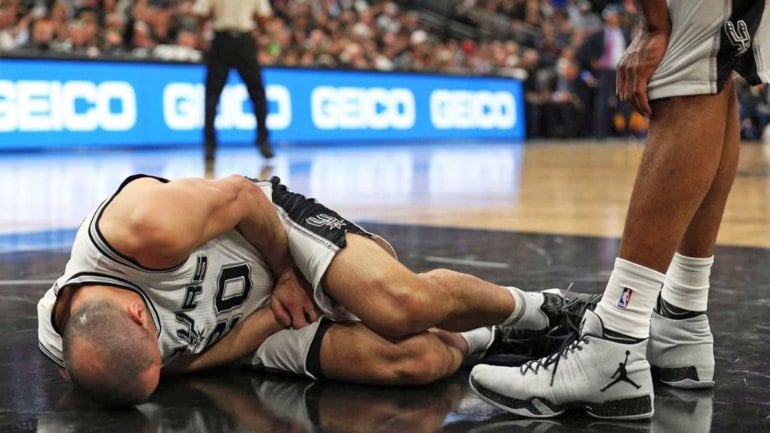 ¡Qué dolor! Ginóbili quedó tirado varios minutos en el parquet por el dolor. Foto: San Antonio Express.