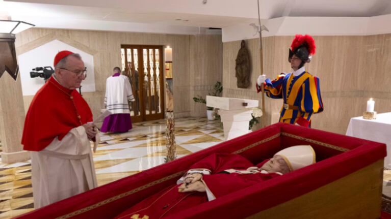 Qué es la Guardia Suiza, el ejército privado del Papa que cuida su féretro con un llamativo atuendo