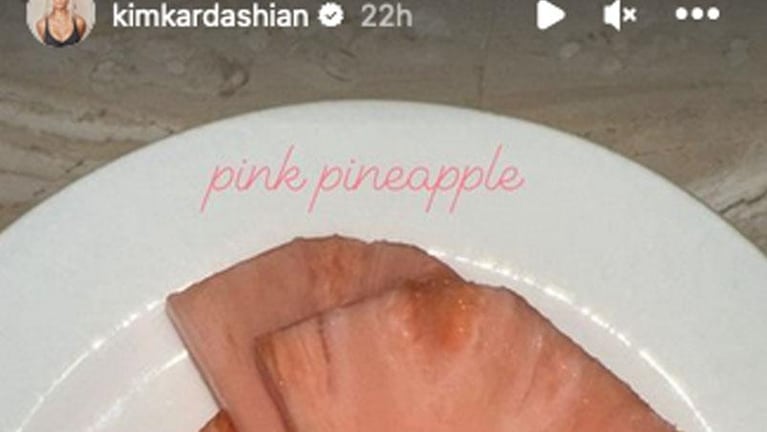 Qué es y dónde se consigue la piña rosa, la exclusiva fruta que desayuna Kim Kardashian