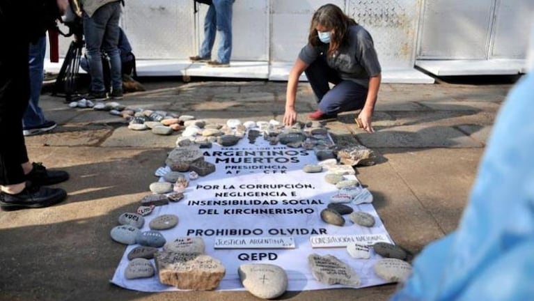 Qué hará el Gobierno con las piedras de la marcha por los muertos del Covid