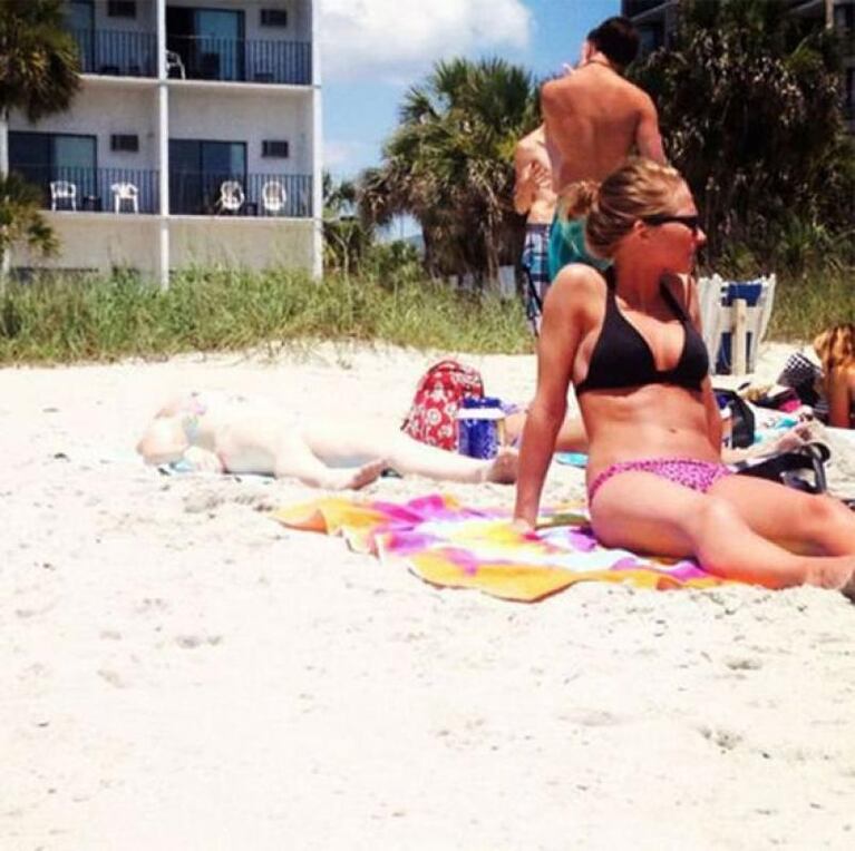 ¿Qué hay en la playa? La extraña foto de una chica tomando sol