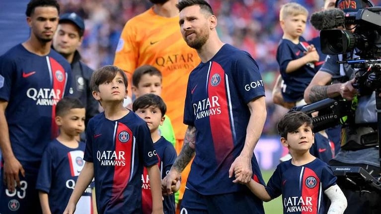 Qué le pasó a Ciro Messi y por qué usó un yeso en la despedida de Lionel en el PSG