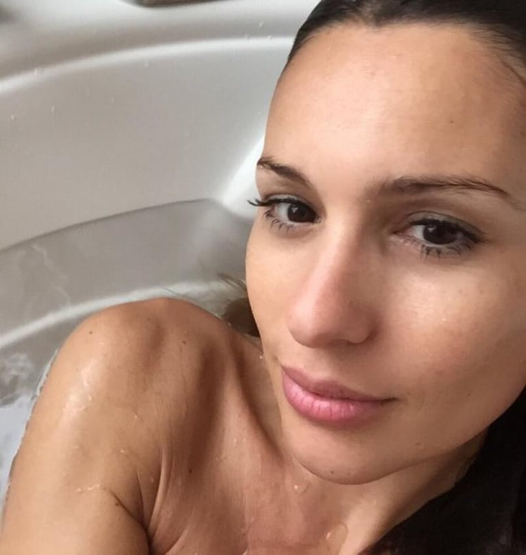 ¡Que no se moje el celu! Pampita subió fotos desde la bañera