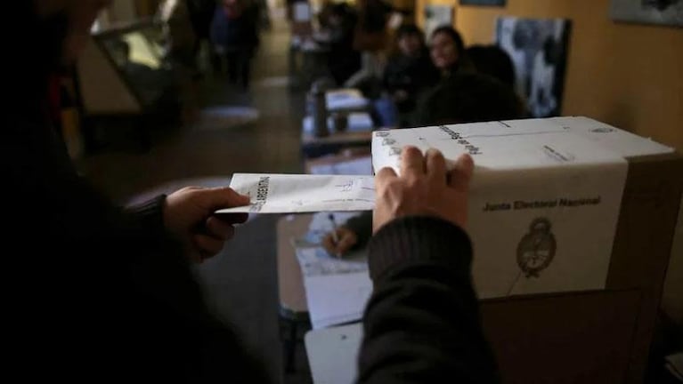 Qué pasa si sos contacto estrecho o tenés Covid: cómo justificar el no-voto en las PASO
