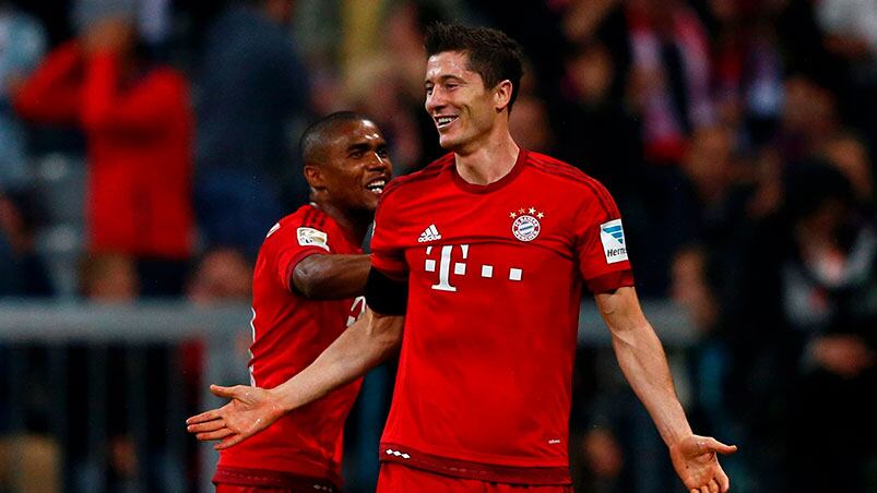 "¿Qué quieren que le haga?", parece decir Lewandowski. El polaco pasó a la historia del fútbol. Foto: Reuters.