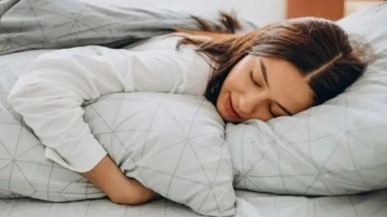 Qué significa dormir con un brazo abajo de la almohada.