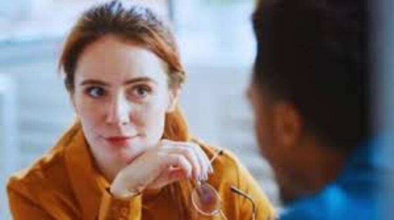 Qué significa esquivar la mirada cuando alguien te habla.