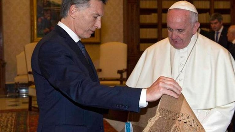 Qué significan los regalos que intercambiaron Francisco y Macri
