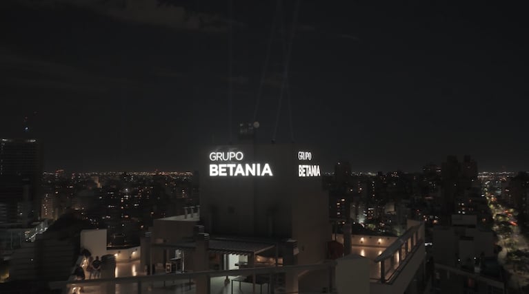 ¿Qué significaron los 35 haces de luz que sorprendieron anoche a Córdoba? 