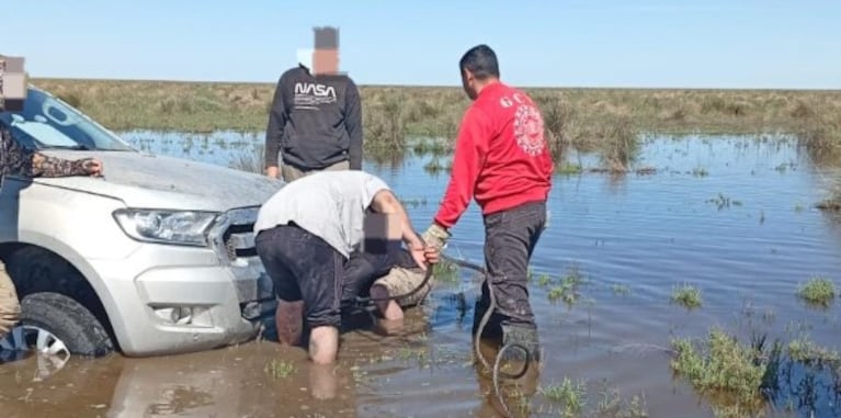 Quedaron atrapados y fueron rescatados.