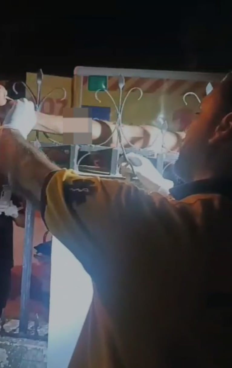 Quedó atravesado en la reja de una casa a la que quiso robar y fue rescatado por bomberos