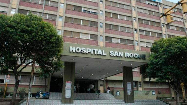 Quedó internado en el Hospital San Roque.