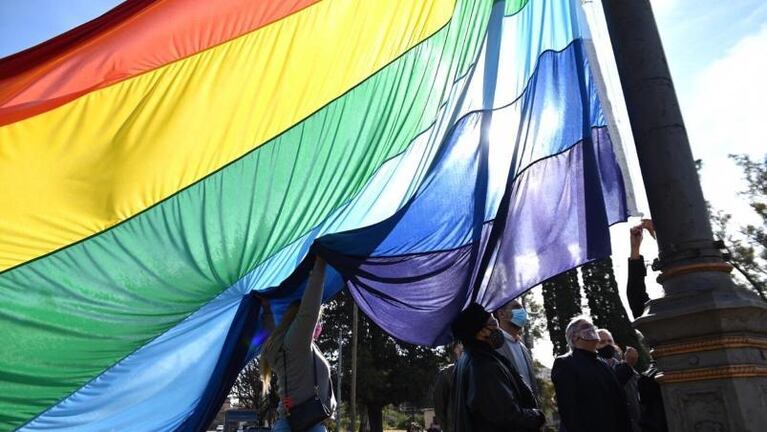 "Queer significa pedófilo": los ideales de uno de los líderes del escándalo por la bandera LGBT 