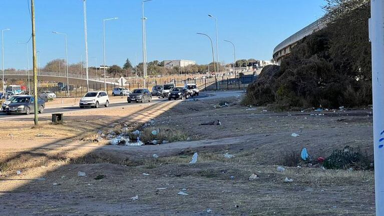 Quejas por la mugre que quedó afuera del Kempes tras el partido de Talleres