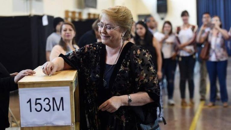 Quemaron dos colectivos con proclamas mapuches en Chile