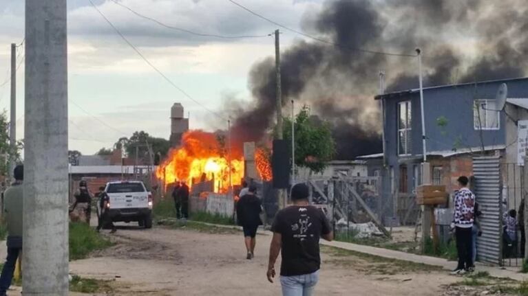Quemaron la casa de un niño de 10 años acusado de abusar de dos compañeras de 7.