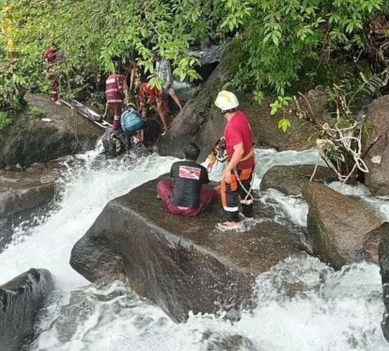 Quería una selfie con una cascada, se resbaló y murió ahogada en medio de un paseo con amigos