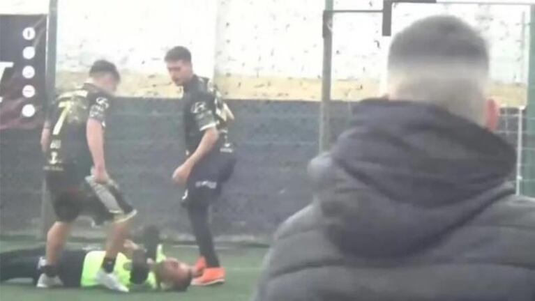 Quién era el futbolista amateur que dejó inconsciente a un árbitro y se suicidó