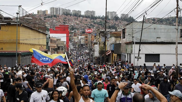Quién era el joven opositor a Maduro que murió baleado durante las protestas en Venezuela