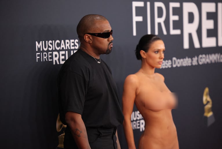 Quién es Bianca Censori, la novia de Kanye West que posó desnuda y fue expulsada de los Grammy