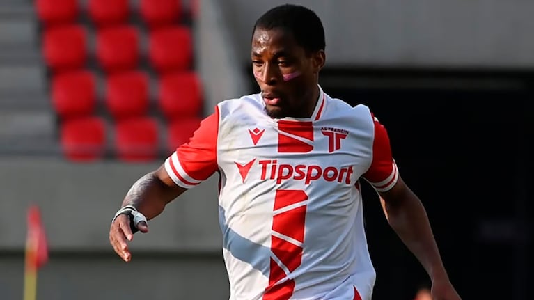 Quién es Johnson Nsumoh, el nigeriano que llega como refuerzo batacazo al fútbol argentino