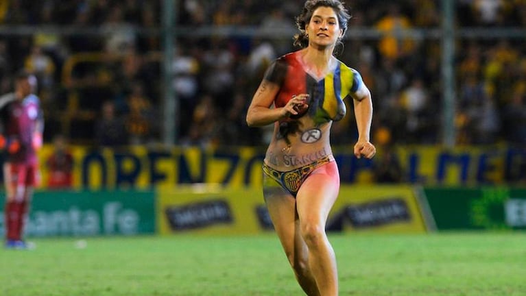 ¿Quién es la chica que entró semidesnuda a  la cancha de Rosario Central?