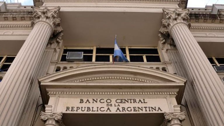 Quienes realicen compras con tarjeta superiores a los 200 dólares deberán afrontar una tasa del 80 por ciento.
