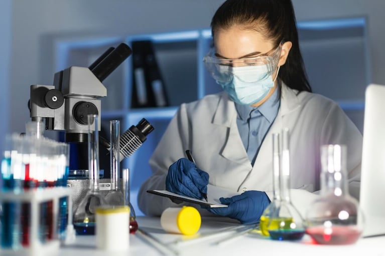 Química es una de las pocas disciplinas donde asciende el salario de las mujeres hasta un 6,3%.