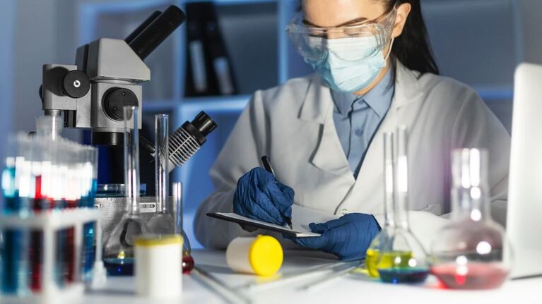 Química es una de las pocas disciplinas donde asciende el salario de las mujeres hasta un 6,3%.