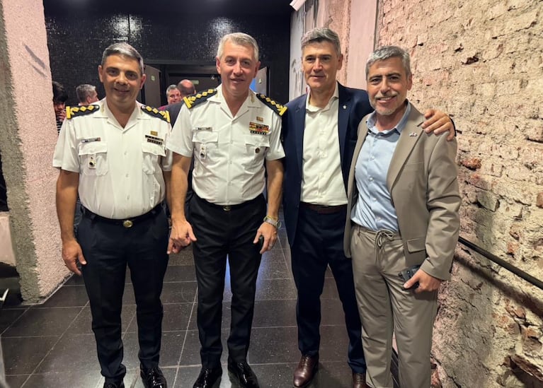 Quinteros y el intendente Passerini, junto a los jefes saliente y entrante.