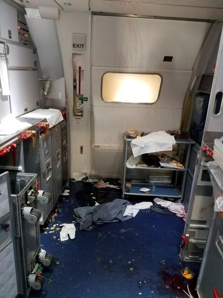 Quiso abrir la puerta del avión en el aire: le rompieron una botella en la cabeza