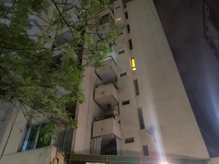 Quiso escapar desnudo y cayó desde un sexto piso en el centro de Córdoba: está grave
