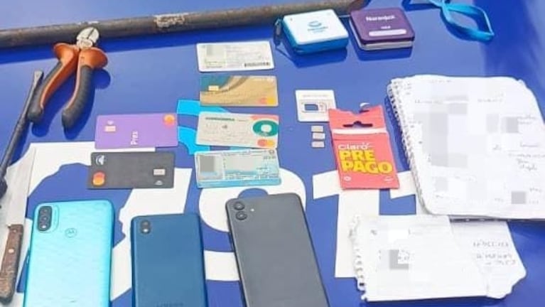 Quiso esquivar un control y lo atraparon con tarjetas robadas, datos bancarios y hasta posnets