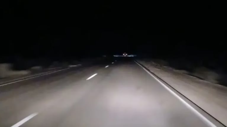 Quiso matar a su hija de 2 años arrojándola a la ruta cuando pasaba un camión y la salvaron ciclistas
