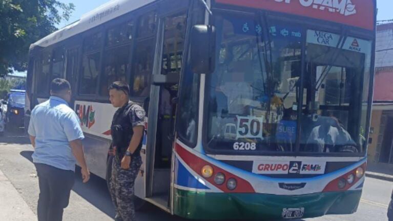Quiso pagar el pasaje con la tarjeta de discapacidad de su hijo y golpeó al chofer: quedó detenido