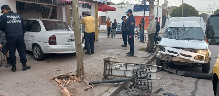 Quiso pasar un colectivo e incrustó su auto en un negocio: está grave