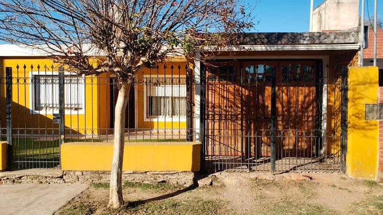 Quiso robar, caminaba por los techos y cayó sobre una reja: la punta le atravesó la pierna